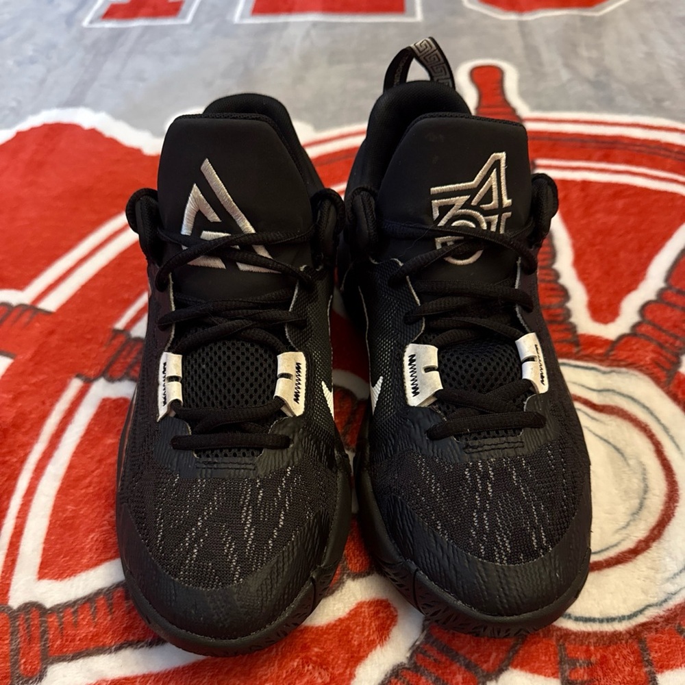 Nike Giannis Immortality 2 EP Black Holographic- Excellent Condition - Size 5Y - Picture 5 of 6